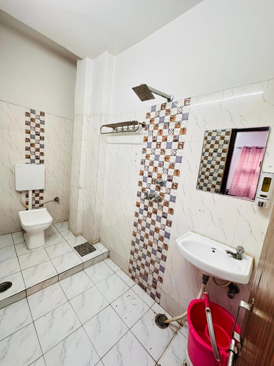 ורנאסי Hotel Aparajita מראה חיצוני תמונה