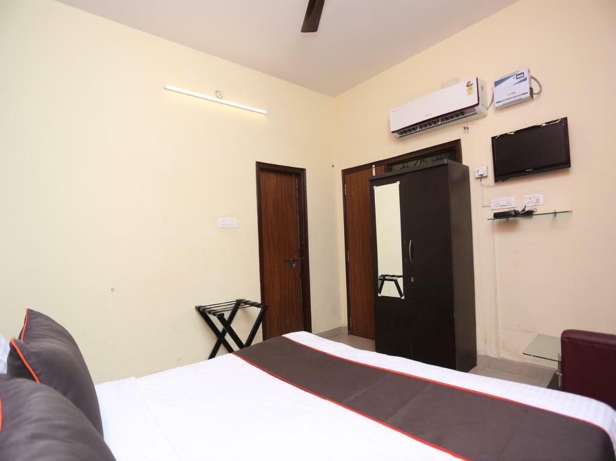 ורנאסי Hotel Aparajita מראה חיצוני תמונה
