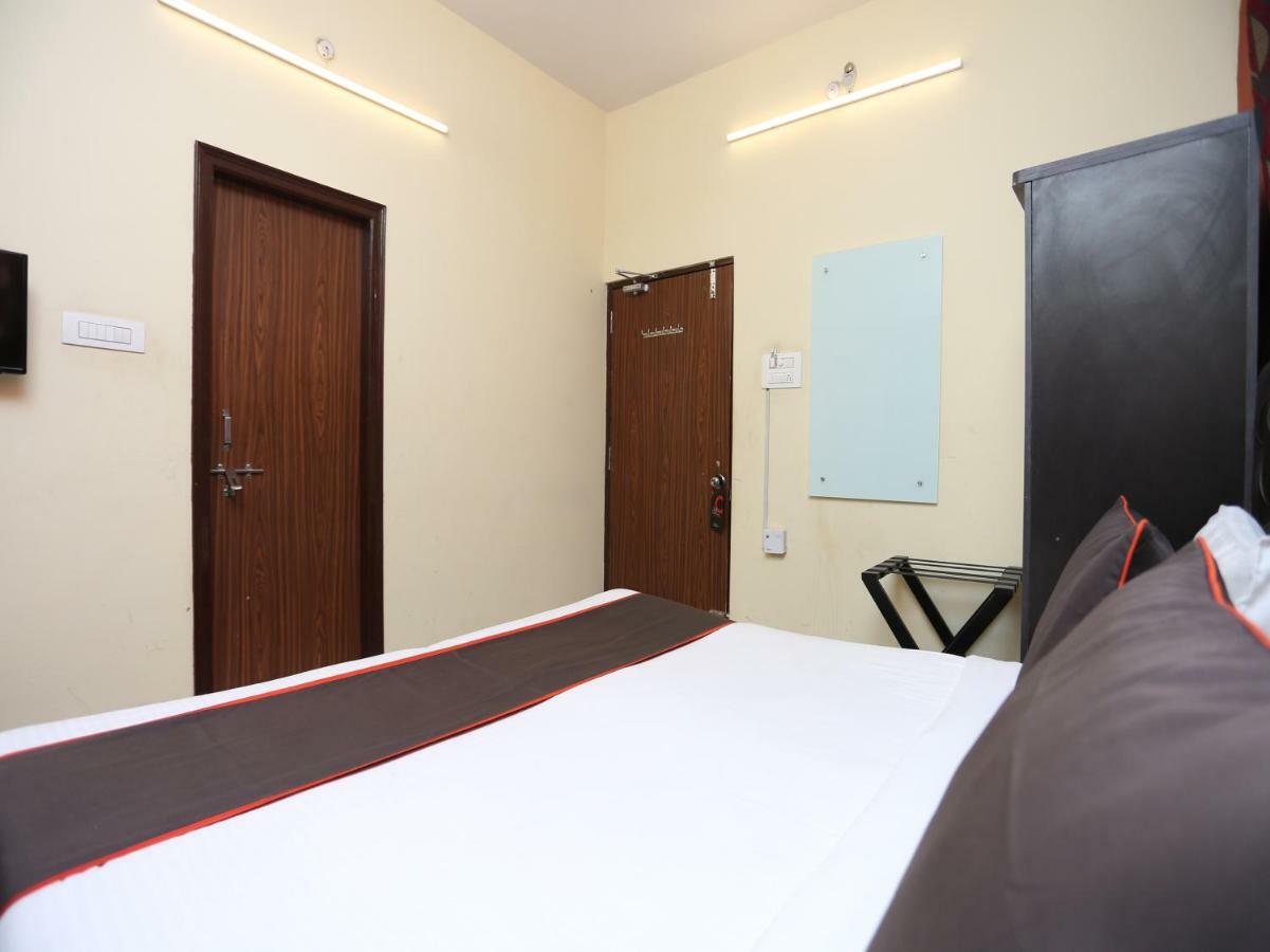 ורנאסי Hotel Aparajita מראה חיצוני תמונה