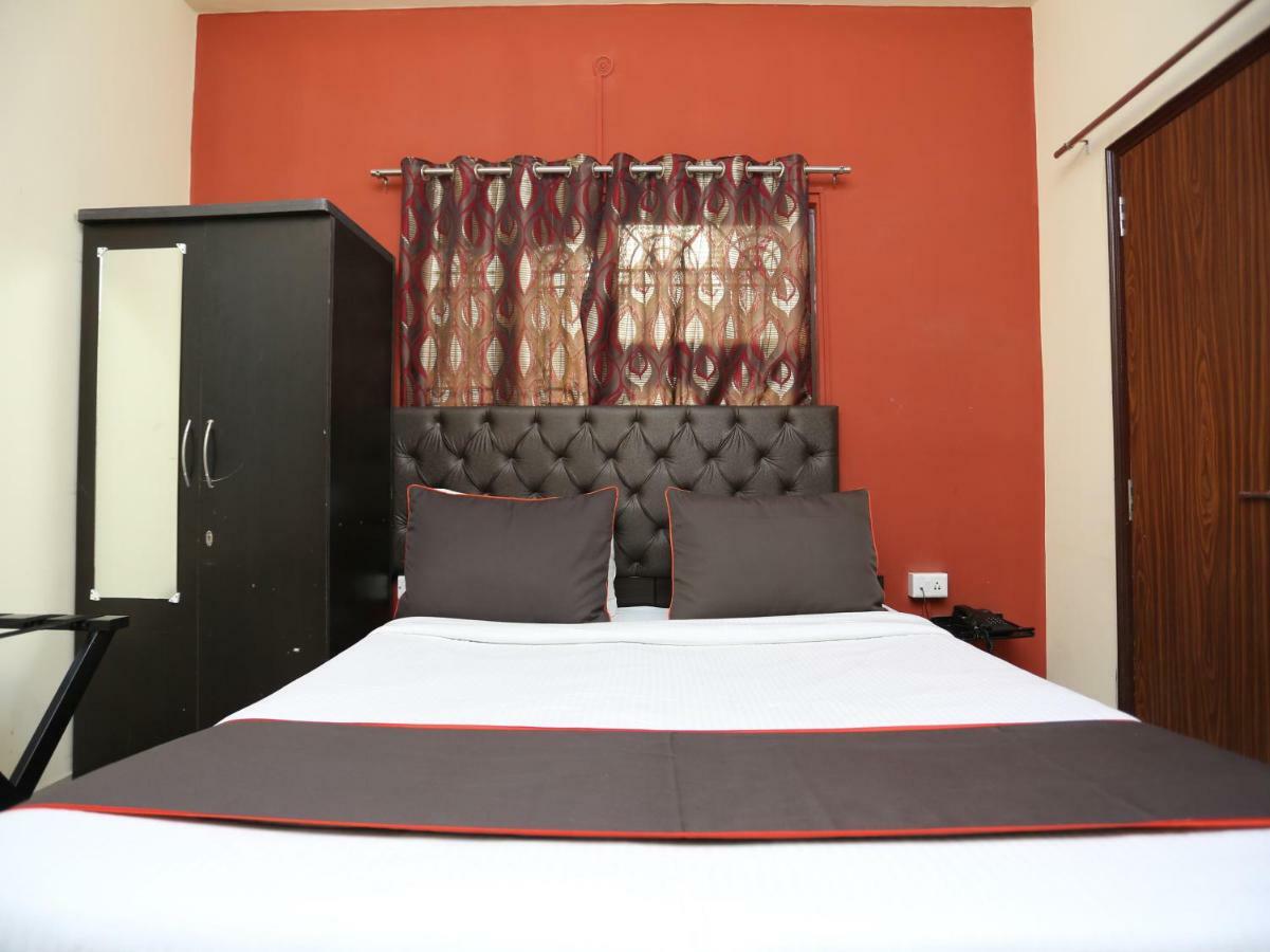 ורנאסי Hotel Aparajita מראה חיצוני תמונה